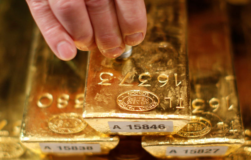 Gold Falls Amid Trade War Worries