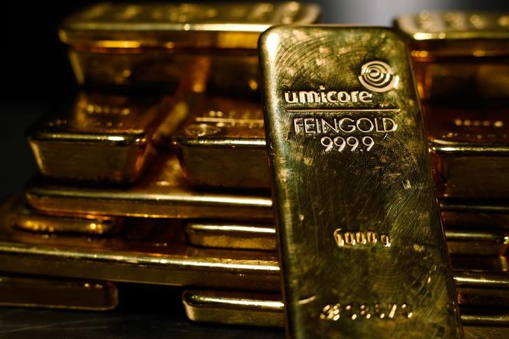 Gold Falls, Losing out to Dollar as Trade War Hedge