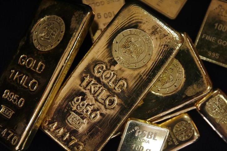 Gold Struggles for Direction as Dollar Slumps