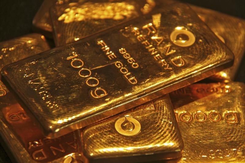 Gold Up, Set for Second Weekly Gain as Dollar Inches Down