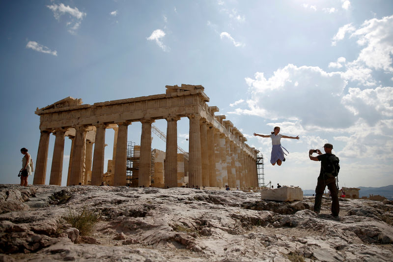 Greek hoteliers say home-renting to tourists 'out of control'