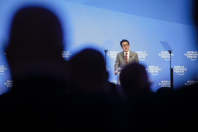 Japan's Abe Presses Davos Crowd to Rebuild Trust in Free Trade