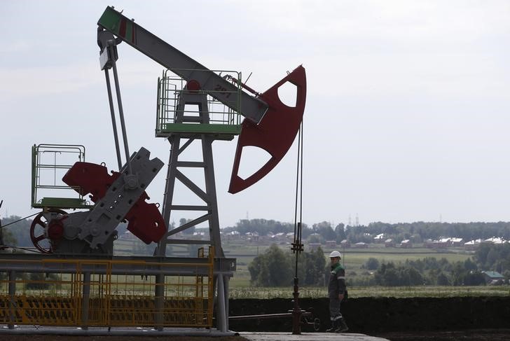 Oil Prices Extend Weekly Gains as OPEC Gathers in Vienna