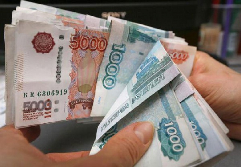 Rouble up thanks to higher oil prices and tax payments