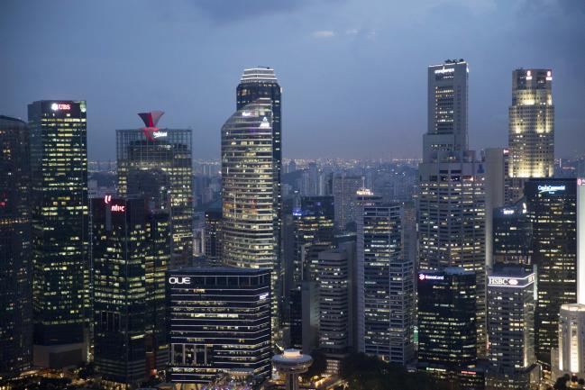 Singapore Set to Cut Cash, Checks on Path to Digital Economy