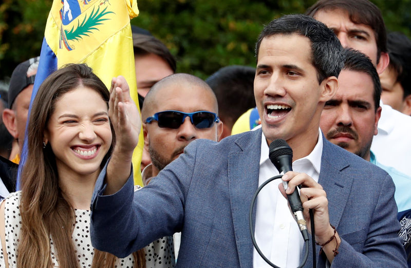 U.S. calls on world to 'pick a side' on Venezuela; Europeans set to recognize Guaido