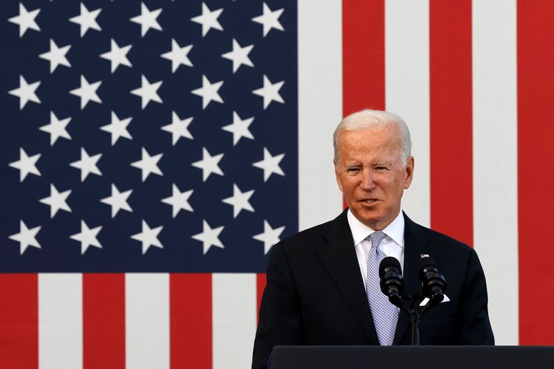 Biden expects gasoline prices to fall in 2022