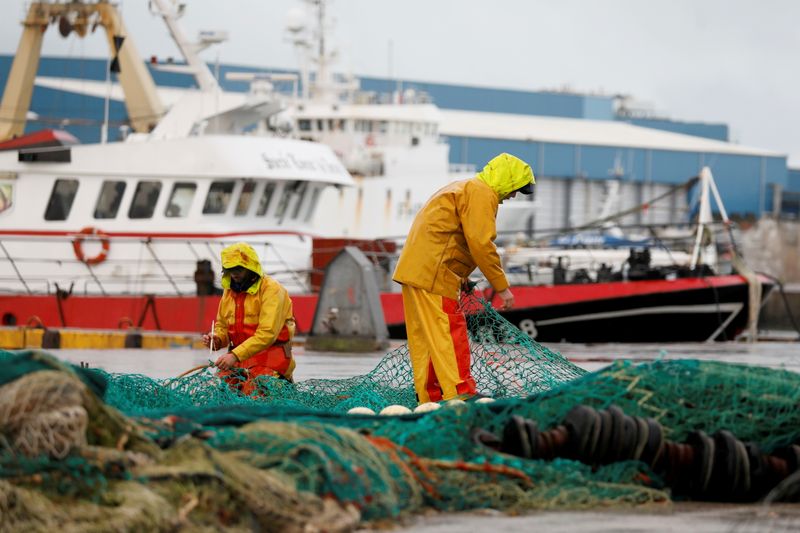 Brexit: France readying sanctions if UK withholds fishing licences