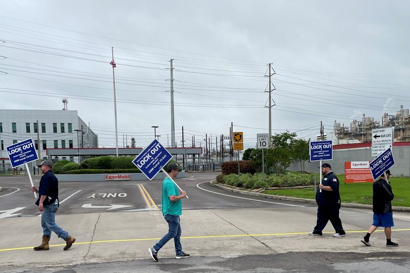 Exxon, USW union meet on Tuesday to discuss Texas refinery lockout