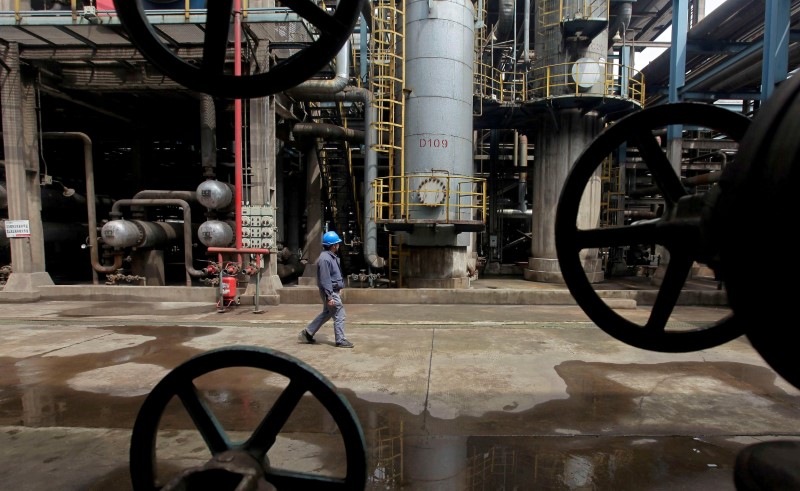Oil Eases as Investors Focus on EU’s Embargo Impasse, Gasoline