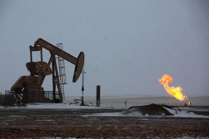 Oil Prices Hit 2-Week High on Strong Demand Signals, Weak Dollar