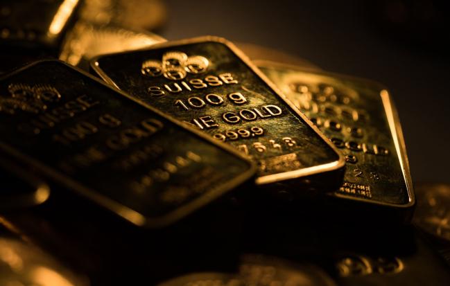 Gold Rebounds as Traders Weigh Omicron Against Hawkish Powell