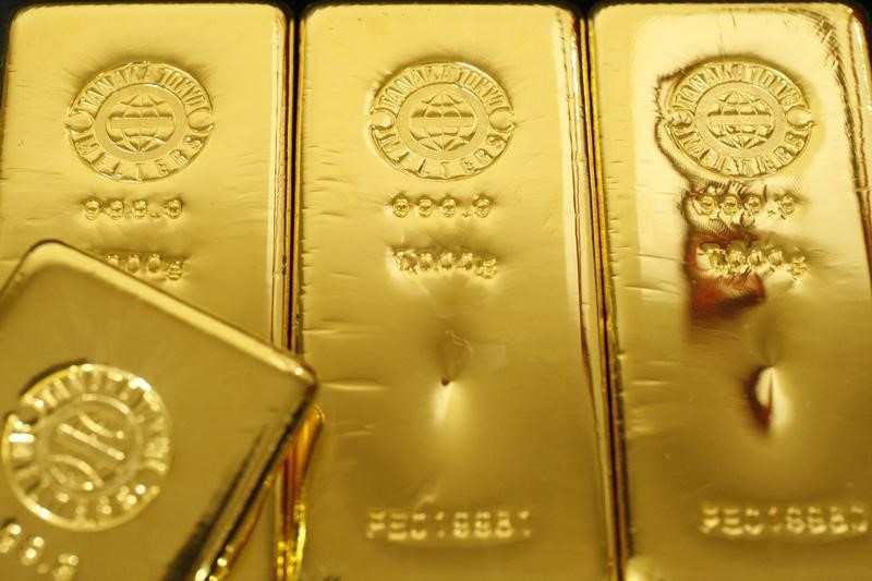 Gold Hits 2-Week High, Copper Firms as Dollar Retreats