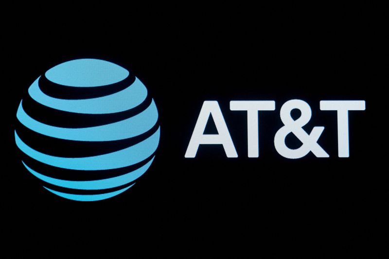 AT&T leads bidders in .5 billion U.S. spectrum auction
