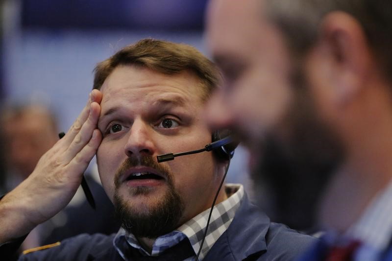 Dow, S&P 500 sell off as traders throw in the towel on a long year