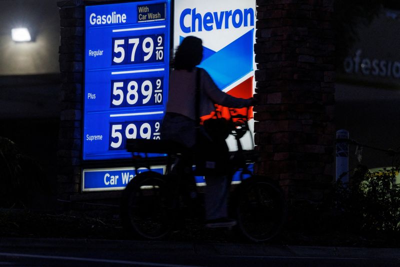 U.S. motorists overlook high gas prices, plan to hit road for Memorial Day