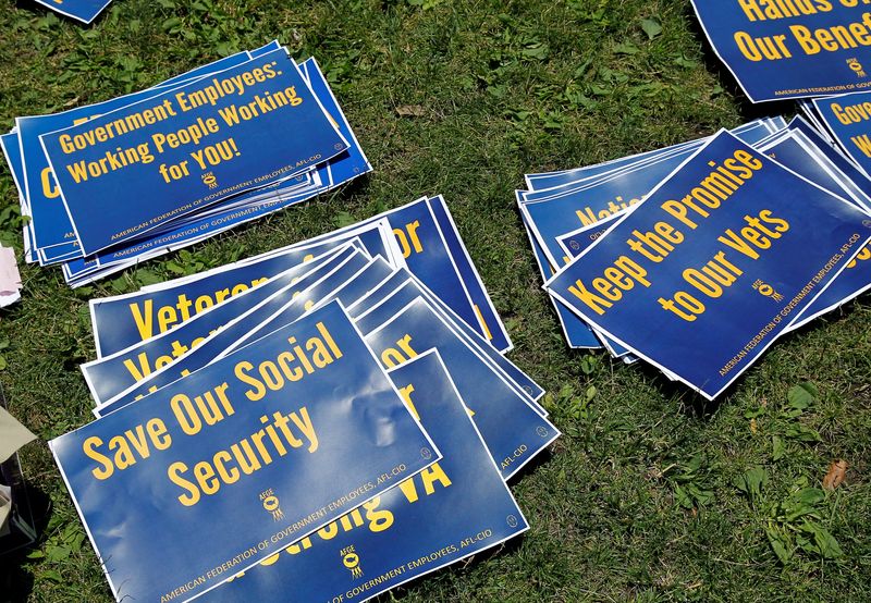 U.S. recovery extends Social Security, Medicare funds slightly -trustees