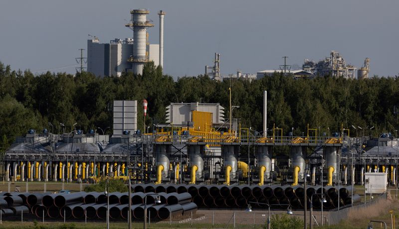EU readies energy package, countries split over gas price cap