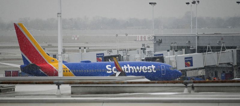 Airlines cancel thousands of U.S. flights over winter storm