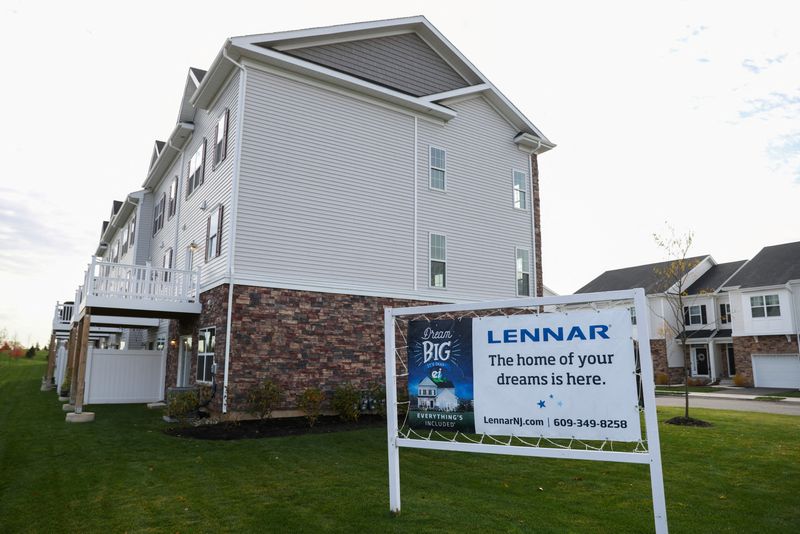 Lennar forecasts slowdown in orders for new homes, shares fall