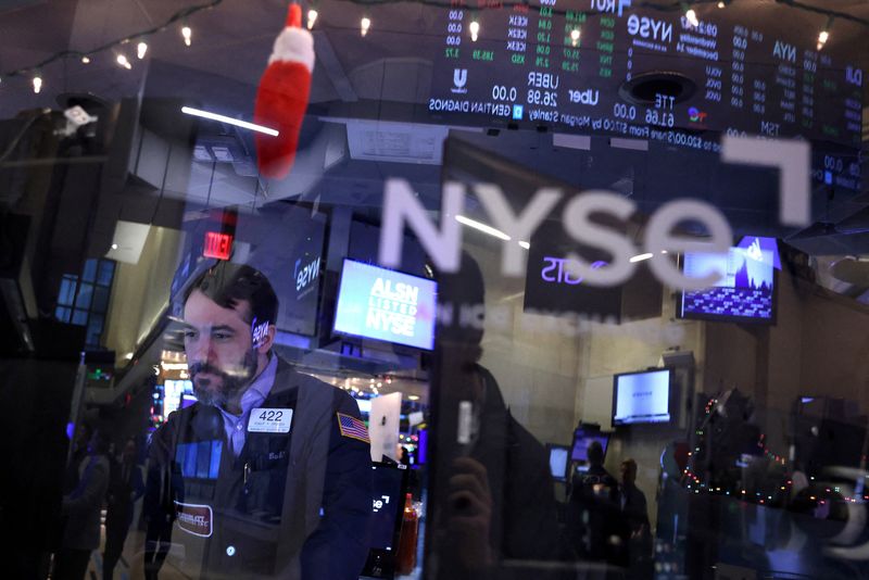 Wall St set to close torrid year on downbeat note