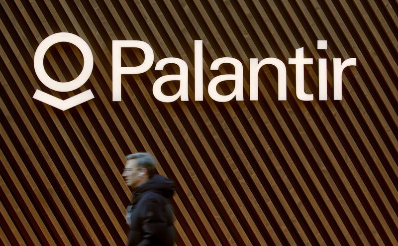 Palantir reports mixed results and guidance, offset by B stock buyback; reactions mixed
