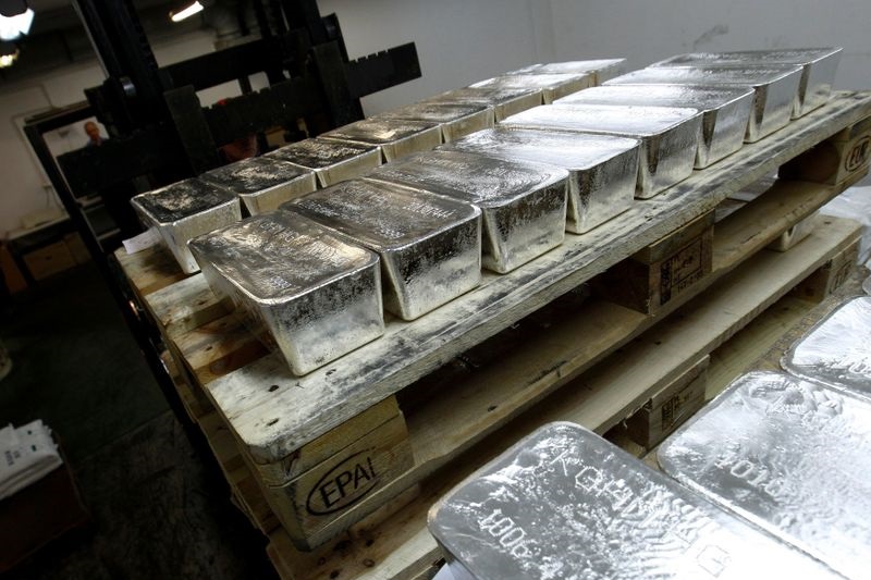Silver and gold shine amidst geopolitical disruptions and rate-hike uncertainty